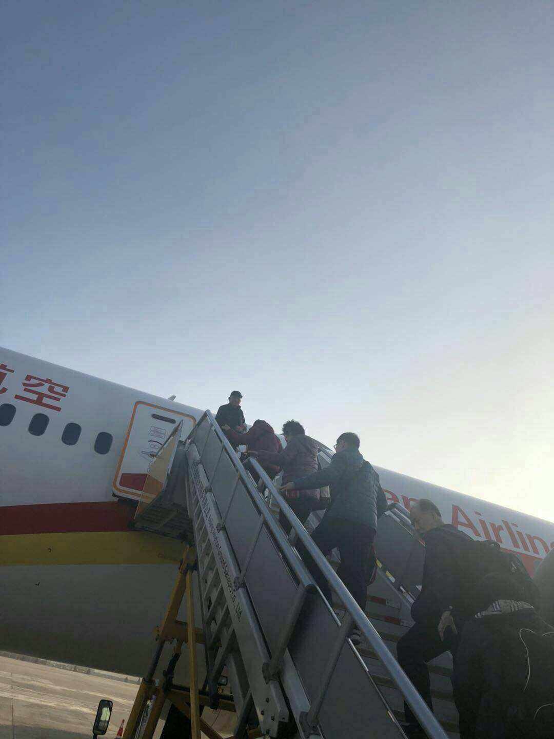 今天飞机为啥登不进了-飞机为什么登机了一直不走