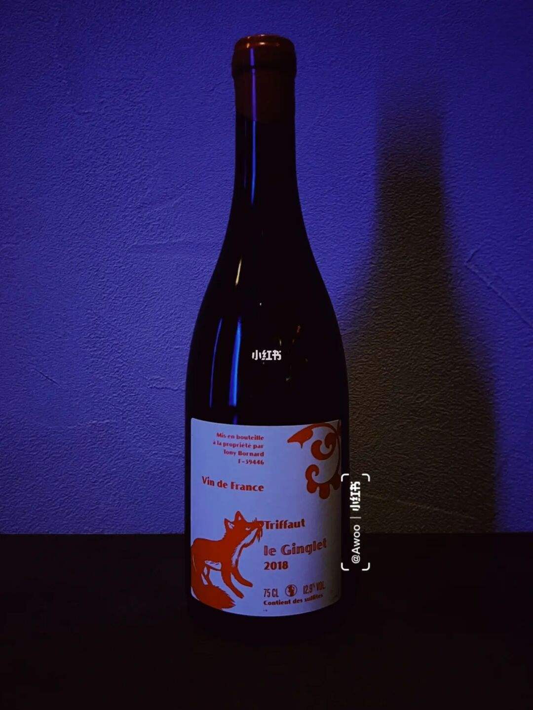 狐狸图案的红酒-有一只狐狸图案的红酒