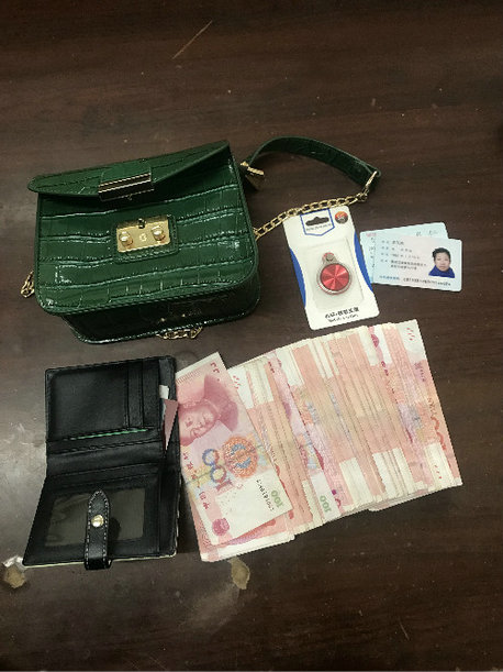 捡到钱包把钱拿走扔掉包违法吗,捡到钱包把钱拿走再还给失主犯法吗