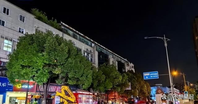昆明一广告牌掉落致5人受伤-昆明一广告牌掉落致5人受伤一