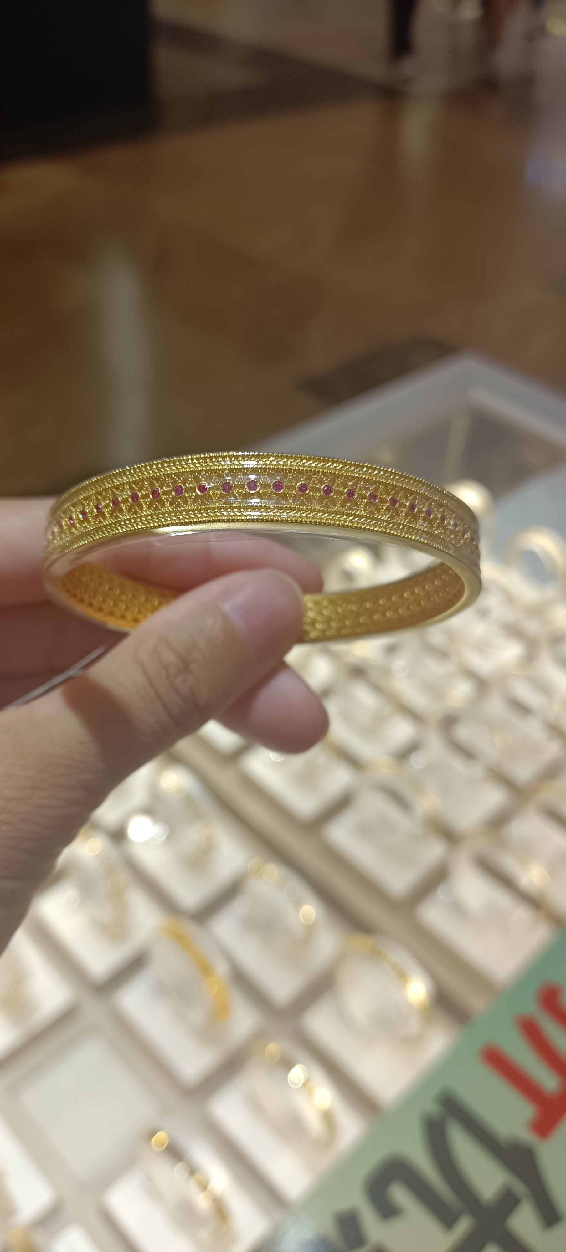 黄金手镯-黄金手镯戴左手还是右手有什么寓意